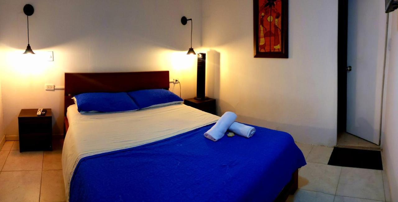 Tiger Hostel Medellin Bagian luar foto