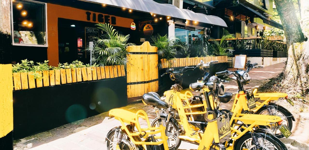 Tiger Hostel Medellin Bagian luar foto