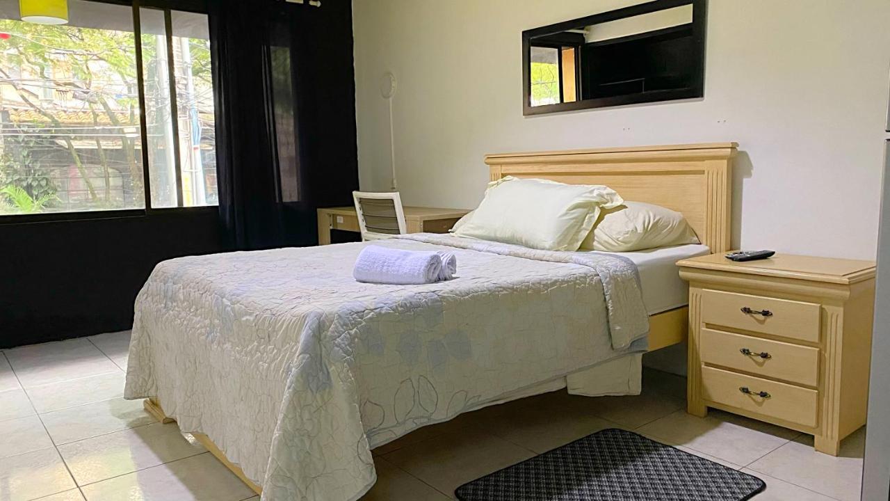 Tiger Hostel Medellin Bagian luar foto