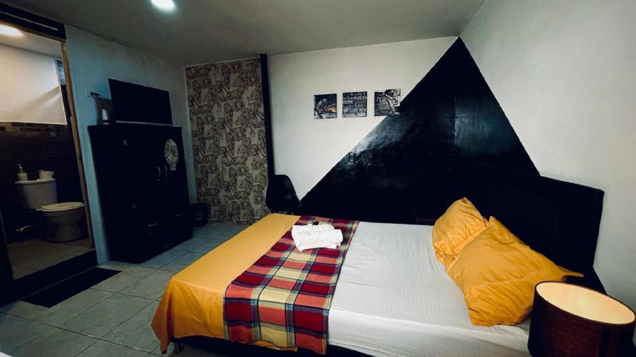 Tiger Hostel Medellin Bagian luar foto