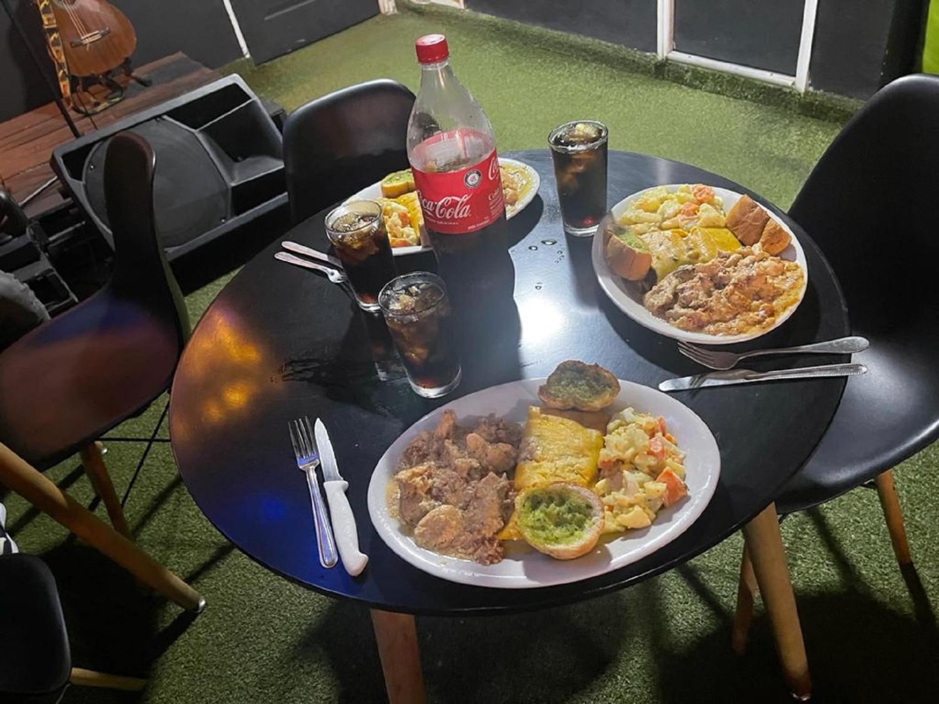 Tiger Hostel Medellin Bagian luar foto