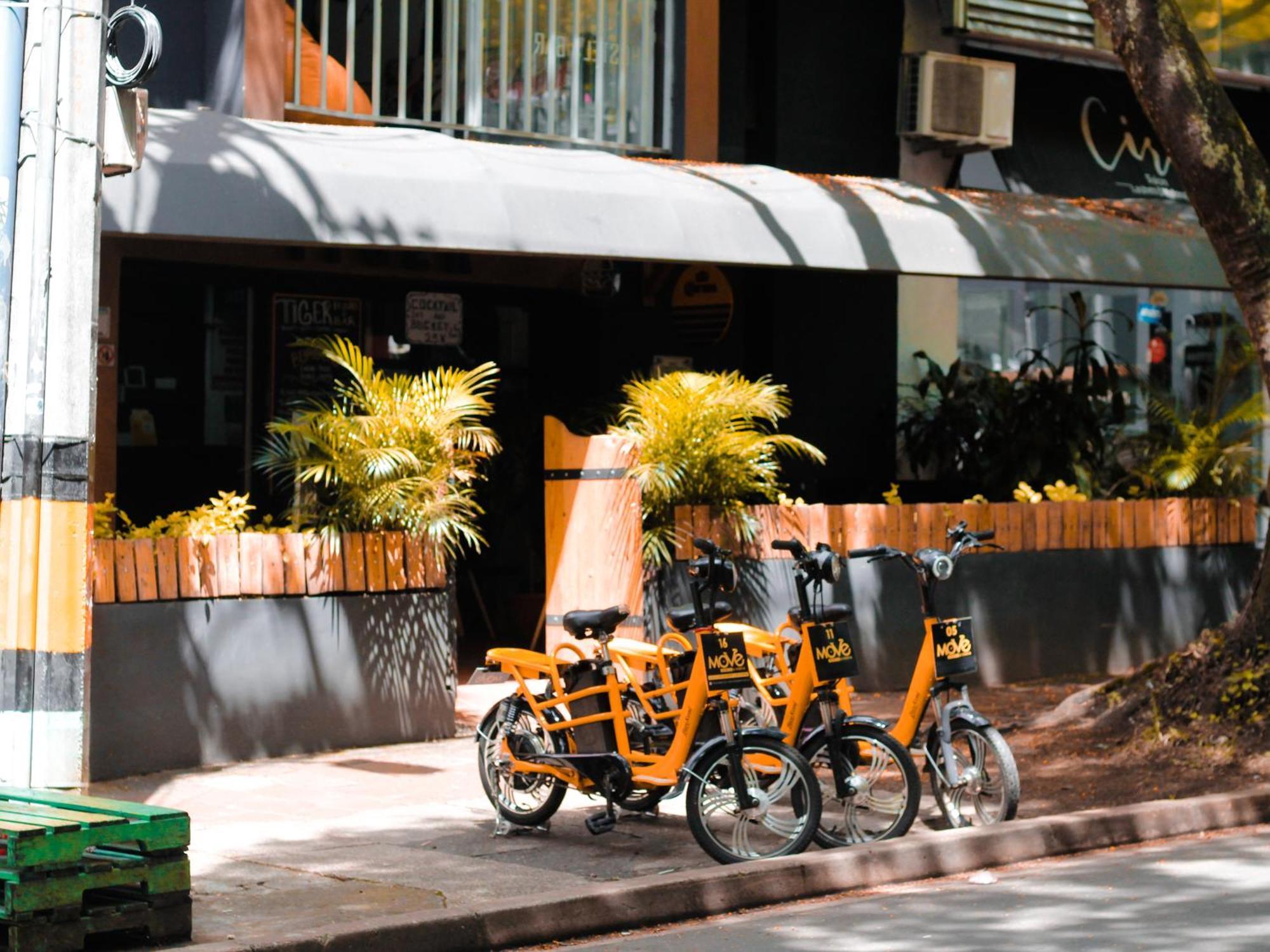 Tiger Hostel Medellin Bagian luar foto