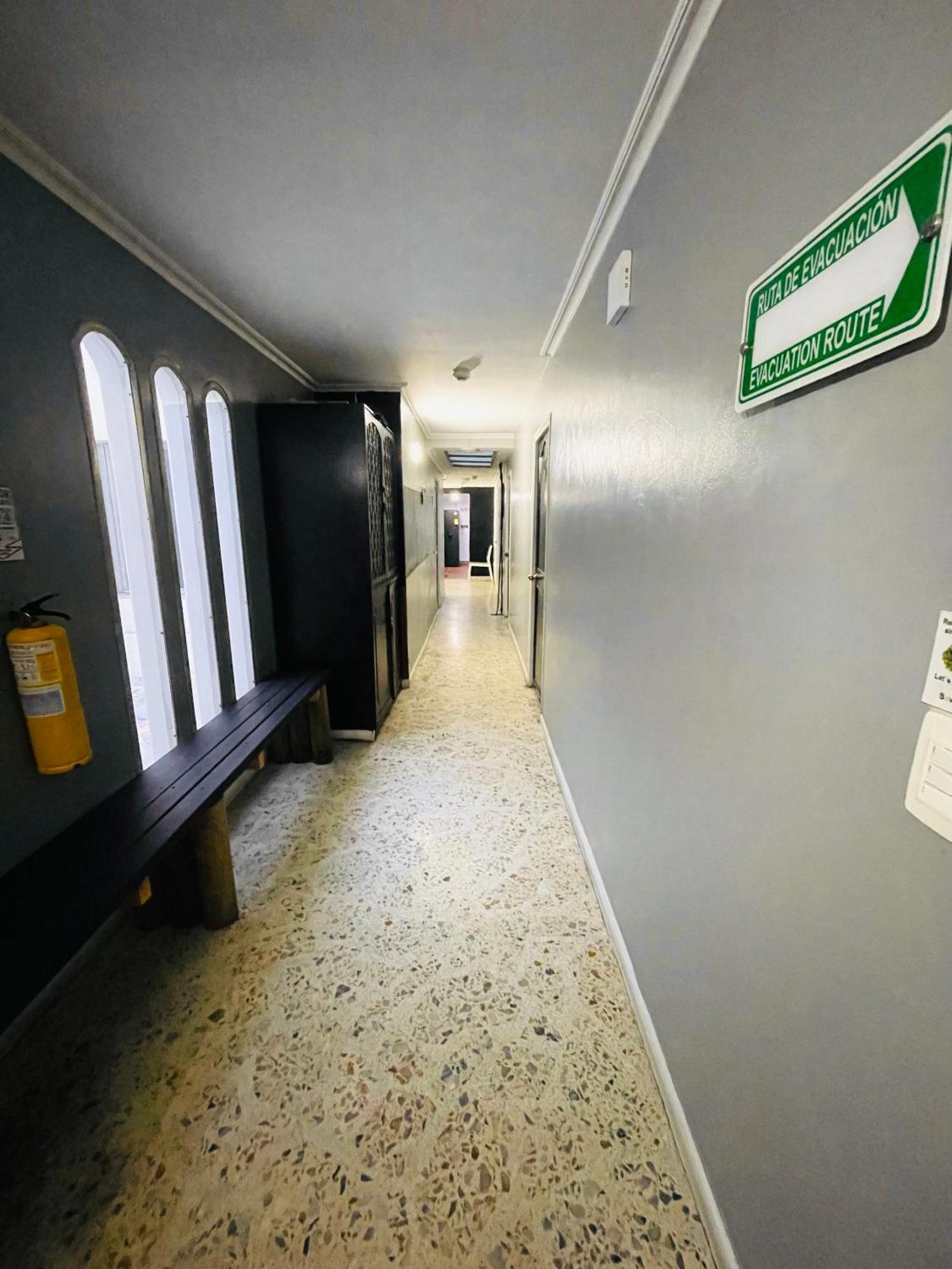 Tiger Hostel Medellin Bagian luar foto